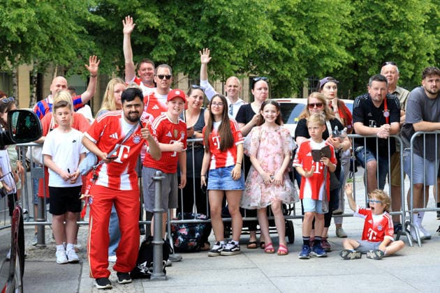 DEU, DFB Pokalfinale, Fansder beiden Mannschaften, 23 05 2026, Berlin, Berlin, DEU, DFB Pokalfinale, Fansder beiden Mannschaften, im Bild Pokalfinale, Bayern Muenchen Fans am Potsdamer Platz, vor dem Hotel der Bayernspieler DFL regulations prohibit any use of Photographs as image sequences and or quasi video nordphotoxGmbHx xEngler nph00076