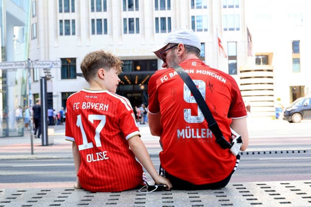 DEU, DFB Pokalfinale, Fansder beiden Mannschaften, 23 05 2026, Berlin, Berlin, DEU, DFB Pokalfinale, Fansder beiden Mannschaften, im Bild Pokalfinale, Bayern Muenchen Fans am Potsdamer Platz, Vater und Sohn, vor dem Hotel der Bayernspieler DFL regulations prohibit any use of Photographs as image sequences and or quasi video nordphotoxGmbHx xEngler nph00076