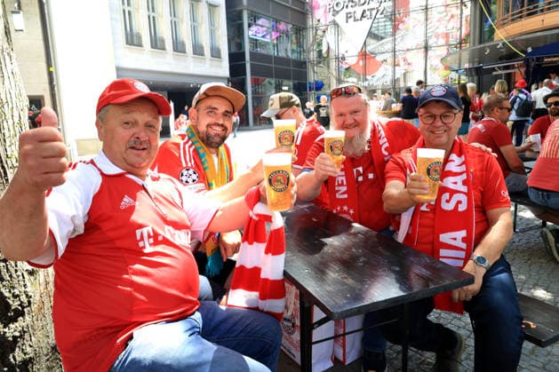 DEU, DFB Pokalfinale, Fansder beiden Mannschaften, 23 05 2026, Berlin, Berlin, DEU, DFB Pokalfinale, Fansder beiden Mannschaften, im Bild Pokalfinale, Bayern Muenchen Fans am Potsdamer Platz, DFL regulations prohibit any use of Photographs as image sequences and or quasi video nordphotoxGmbHx xEngler nph00076