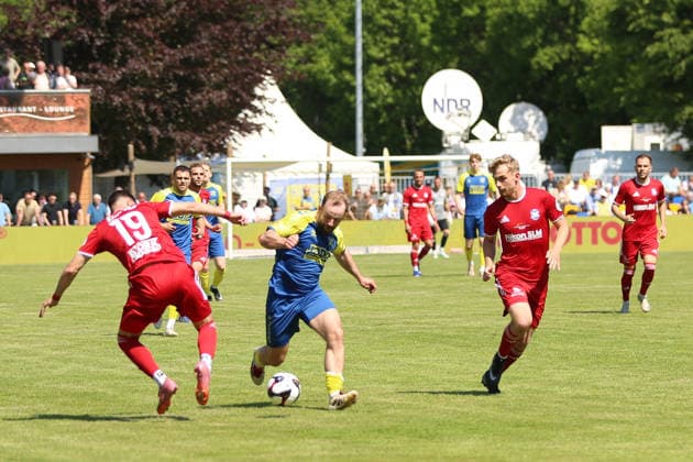 Soccer I Men I Season 2025 2026 I Landespokal Schleswig Holstein I Final I SV Todesfelde 1 FC Phönix Lübeck I 23 05 2026 Jan Marc Schneider 35, SV Todesfelde on the ball against Stylianos Kokovas 19, 1 FC Phönix Lübeck Todesfelde Joda Sportpark Schleswig Holstein Germany Copyright: xLobeca AndreasxKnothex