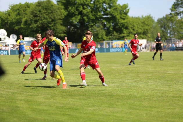 Soccer I Men I Season 2025 2026 I Landespokal Schleswig Holstein I Final I SV Todesfelde 1 FC Phönix Lübeck I 23 05 2026 Maximilian Sergio Musci 21, SV Todesfelde in duel with Joshua Krüger 5, 1 FC Phönix Lübeck Todesfelde Joda Sportpark Schleswig Holstein Germany Copyright: xLobeca AndreasxKnothex