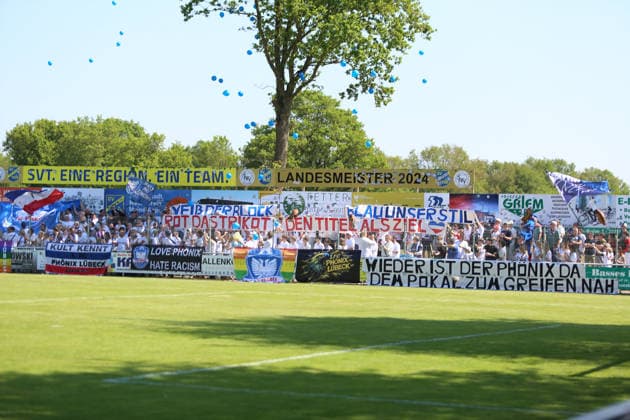 Soccer I Men I Season 2025 2026 I Landespokal Schleswig Holstein I Final I SV Todesfelde 1 FC Phönix Lübeck I 23 05 2026 The fans of 1 FC Phönix Lübeck with a choreo before the match Todesfelde Joda Sportpark Schleswig Holstein Germany Copyright: xLobeca AndreasxKnothex