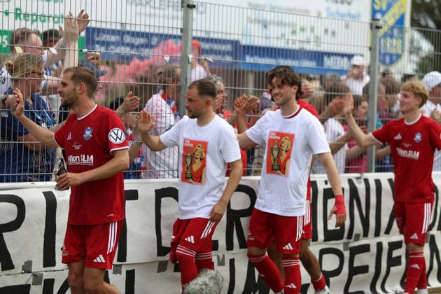 Soccer I Men I Season 2025 2026 I Landespokal Schleswig Holstein I Final I SV Todesfelde 1 FC Phönix Lübeck I 23 05 2026 The players of 1 FC Phönix Lübeck on their way to the round of honor Todesfelde Joda Sportpark Schleswig Holstein Germany Copyright: xLobeca AndreasxKnothex