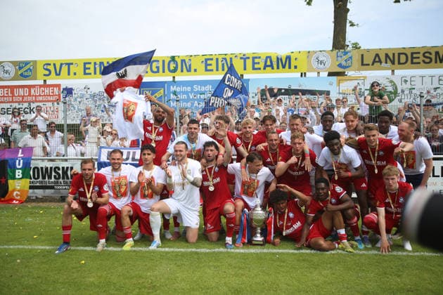 Soccer I Men I Season 2025 2026 I Landespokal Schleswig Holstein I Final I SV Todesfelde 1 FC Phönix Lübeck I 23 05 2026 The players of 1 FC Phönix Lübeck cheer with their fans Todesfelde Joda Sportpark Schleswig Holstein Germany Copyright: xLobeca AndreasxKnothex