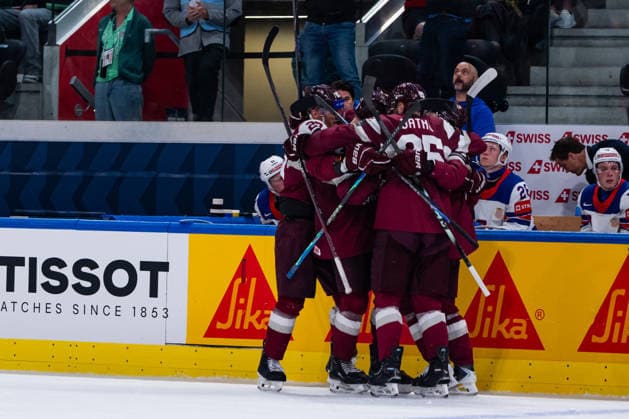ZURICH, SWITZERLAND - MAY 23: The Latvia Team during their 3:1 goal celebration during the Preliminary Round - Group A Match 37 between Latvia and United States at the IIHF Ice hockey, Eishockey World Championship, WM, Weltmeisterschaft 2026, Swiss Life Arena on May 23, 2026 in Zurich, Switzerland. Zurich Switzerland Copyright: xTimoxSteinx