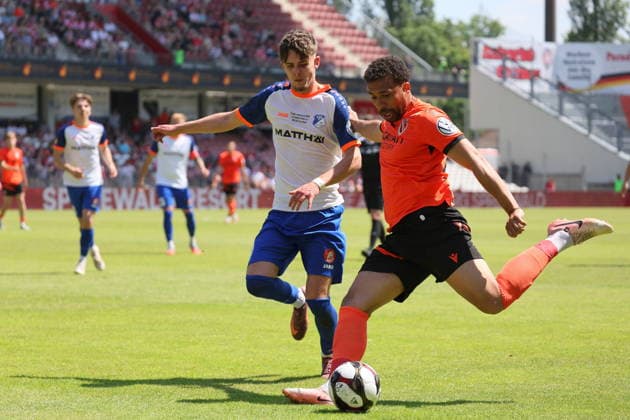 21 Leon Guwara Energie Cottbus, r , 19 Toby Michalski Krieschow Football Landespokal Brandenburgt 2025 2026 Final FC Energie Cottbus VfB Krieschow 1921