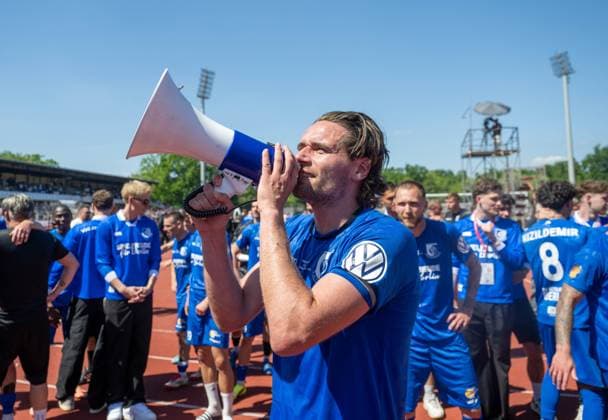 Soccer, Men, Season 2025 2026, Final COSY WASCH Landespokal Berlin, VSG Altglienicke BFC Dynamo, Jonas Nietfeld VSG Altglienicke with megaphone, cheering after the final whistle, 23 05 2026, Copyright: xMatthiasxKochx