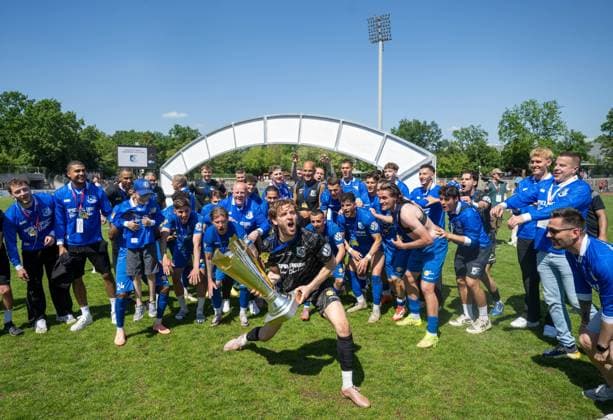 Soccer, Men, Season 2025 2026, Final COSY WASCH Landespokal Berlin, VSG Altglienicke BFC Dynamo, Goalkeeper Luis Zwick VSG Altglienicke with trophy, Cheering after the final whistle, 23 05 2026, Copyright: xMatthiasxKochx