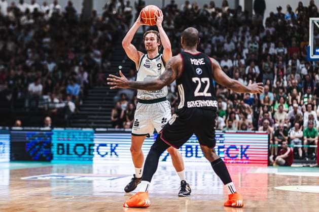 Marco Hollersbacher Gladiators Trier in duel with Isiaha Mike FC Bayern Muenchen Basketball , Vet Concept Gladiators Trier vs FC Bayern Muenchen Basketball, Basketball, easyCredit BBL, Playoffs, Quarterfinals, Game 3, Season 2025 2026, 23 05 2026 Vet Concept Gladiators Trier vs FC Bayern Muenchen Basketball, Basketball, easyCredit BBL, Playoffs, Quarterfinals, Game 3, Season 2025 2026, 23 05 2026 Copyright: xEibner-Pressefoto AlexanderxNeisx EP_ANS