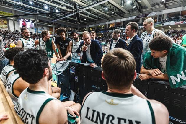 Jacques Schneider Gladiators Trier with team in timeout, Vet Concept Gladiators Trier vs FC Bayern Muenchen Basketball, Basketball, easyCredit BBL, Playoffs, Quarterfinals, Game 3, Season 2025 2026, 23 05 2026 Vet Concept Gladiators Trier vs FC Bayern Muenchen Basketball, Basketball, easyCredit BBL, Playoffs, Quarterfinals, Game 3, Season 2025 2026, 23 05 2026 Copyright: xEibner-Pressefoto AlexanderxNeisx EP_ANS
