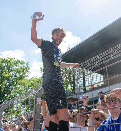 Soccer, Men, Season 2025 2026, Final COSY WASCH Landespokal Berlin, VSG Altglienicke BFC Dynamo, Goalkeeper Luis Zwick VSG Altglienicke with the fans on the fence, cheering after the final whistle, 23 05 2026, Copyright: xMatthiasxKochx