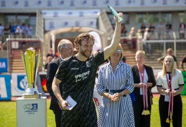 Soccer, Men, Season 2025 2026, Final COSY WASCH Landespokal Berlin, VSG Altglienicke BFC Dynamo, Goalkeeper Luis Zwick VSG Altglienicke with trophy and player of the match award, cheering after the final whistle, 23 05 2026, Copyright: xMatthiasxKochx