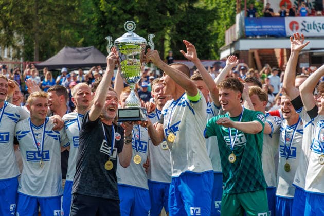 Sport Bilder des Tages links Zeugwart Andreas Thiem (Rostock) und Franz Pfanne (Rostock) mit dem Siegerpokal; GER, FC Hansa Rostock vs. SV Pastow, Fußball, Männer, Lübzer Pils Landespokal, Finale, Spielzeit 2025 2026, 23.05.2026 Greifswald Volksstadion Mecklenburg - Vorpommern Deutschland *** on the left, caretaker Andreas Thiem Rostock and Franz Pfanne Rostock with the winners trophy GER, FC Hansa Rostock vs SV Pastow, soccer, men, Lübzer Pils Landespokal, final, season 2025 2026, 23 05 2026 Greifswald Volksstadion Mecklenburg Vorpommern Germany