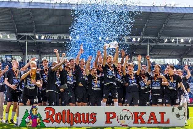Jubel bei den Spielern vom SV Waldhof nach der Pokalübergabe. Waldhof ist nach dem 3:0-Sieg Pokalsieger