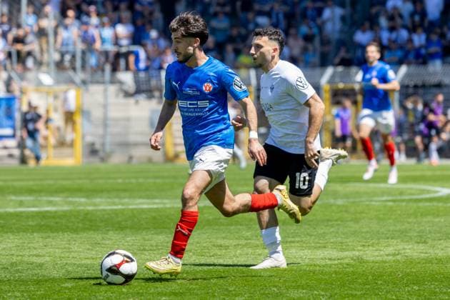 Umut Sentürk (21, VfR) am Ball