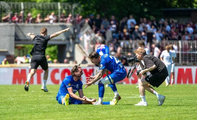 Soccer, Men, Season 2025 2026, Final COSY WASCH Landespokal Berlin, VSG Altglienicke BFC Dynamo, f l Jonas Nietfeld VSG Altglienicke , Philip Türpitz VSG Altglienicke , Cheering after the final whistle, 23 05 2026, Copyright: xMatthiasxKochx