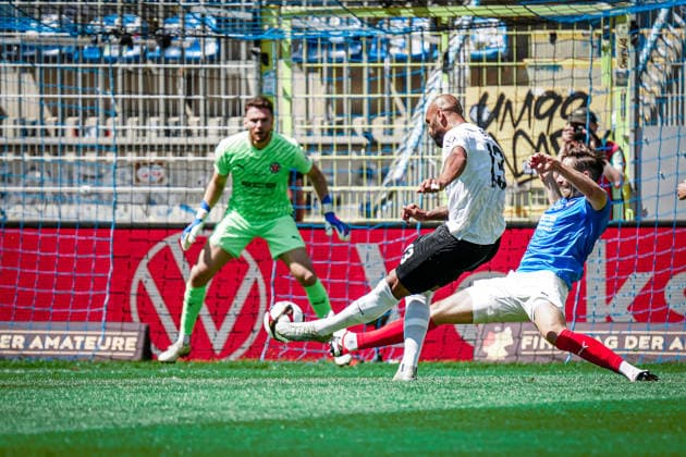 Germany Soccer bfv Rothaus Pokal 2025 2026 , Final VfR Mannheim vs SV Waldhof Mannheim Carl Benz Stadion Mannheim Terrence Boyd SV Waldhof Mannheim, 13 shot on goal, shot, goal chance, on the ball Copyright: xBennetxLongx