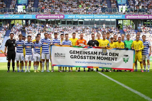 23 05 2026, GER, football, men, Niederrheinpokal final, season 2025 2026, SC St Tönis MSV Duisburg the teams hold up the banner TOGETHER FOR THE GREATEST MOMENT Duisburg schauinsland reisen Arena Nordrhein Westfalen Germany Copyright: xAdrianxSchlüterx