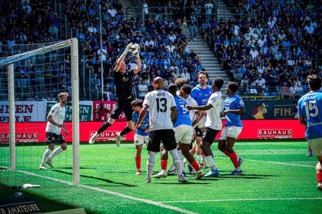 Germany Soccer bfv Rothaus Pokal 2025 2026 , Final VfR Mannheim vs SV Waldhof Mannheim Carl Benz Stadion Mannheim Thijmen Nijhuis SV Waldhof Mannheim, 1 corner kick, parade, on the ball Copyright: xBennetxLongx