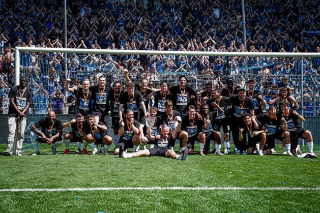 Sport Bilder des Tages Deutschland: Fussball: bfv-Rothaus-Pokal 2025 2026 , Finale - VfR Mannheim vs SV Waldhof Mannheim - Carl-Benz-Stadion (Mannheim) : Mannschaft, Spieler, Jubel, Freude, Emotionen, Gestik, Gesten, Fans, Tribüne *** Germany Soccer bfv Rothaus Pokal 2025 2026 , Final VfR Mannheim vs SV Waldhof Mannheim Carl Benz Stadion Mannheim team, players, cheers, joy, emotions, gestures, gestures, fans, grandstand Copyright: xBennetxLongx