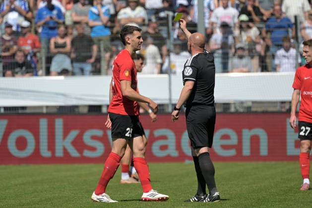Referee in Roman Reck shows Arbnor Nuraj SG Sonnenhof Grossaspach, 25 the yellow card SV Stuttgarter Kickers vs SG Sonnenhof Grossaspach, Football, Men, DB Regio wfv Pokalfinale, Season 2025 2026, 23 05 2026 SV Stuttgarter Kickers vs SG Sonnenhof Grossaspach, Football, Men, DB Regio wfv Pokalfinale, Season 2025 2026, 23 05 2026 Stuttgart Copyright: xEibner-Pressefoto TobiasxBaurx EP_TBR