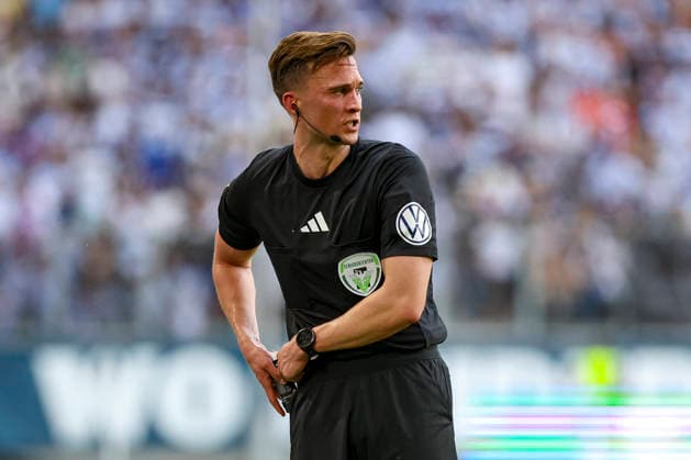 23 05 2026, GER, football, men, Niederrheinpokal final, season 2025 2026, SC St Tönis MSV Duisburg referee Jan Peter Weßels watches Duisburg schauinsland reisen Arena Nordrhein Westfalen Germany Copyright: xAdrianxSchlüterx