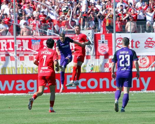 Julian Guttau Aue, left in header duel with Sandro Sengersdorf Zwickau , in front Veron Dobruna Zwickau and Anthony Barylla Aue Football State Cup Saxony Final FSV Zwickau FC Erzgebirge Aue on 23 5 2026 FSV Zwickau Erzgebirge Aue