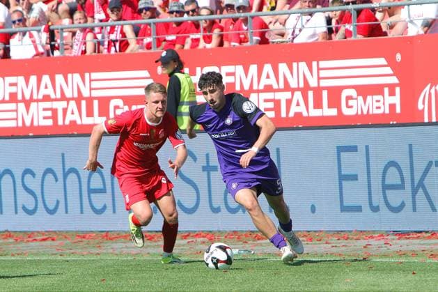 Lucan Simnica Aue, on the right in a running duel with Daniel Haubner Zwickau Football State Cup Saxony Final FSV Zwickau FC Erzgebirge Aue on 23 5 2026 FSV Zwickau Erzgebirge Aue
