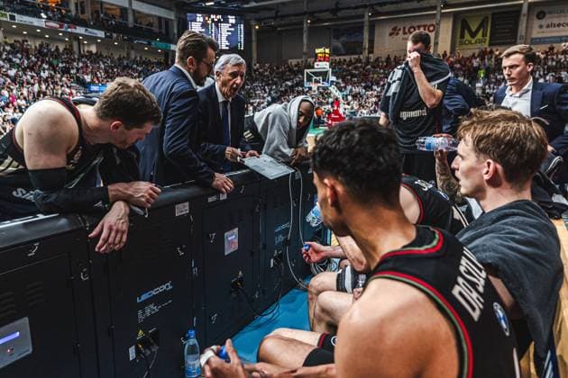 Svetislav Pesic Head Coach FC Bayern Muenchen Basketball with team during timeout, Vet Concept Gladiators Trier vs FC Bayern Muenchen Basketball, Basketball, easyCredit BBL, Playoffs, Quarterfinals, Game 3, Season 2025 2026, 23 05 2026 Vet Concept Gladiators Trier vs FC Bayern Muenchen Basketball, Basketball, easyCredit BBL, Playoffs, Quarterfinals, Game 3, Season 2025 2026, 23 05 2026 Copyright: xEibner-Pressefoto AlexanderxNeisx EP_ANS