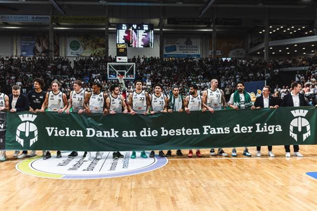 The Gladiators thank the fans with a poster, Vet Concept Gladiators Trier vs FC Bayern Muenchen Basketball, Basketball, easyCredit BBL, Playoffs, Quarterfinals, Game 3, Season 2025 2026, 23 05 2026 Vet Concept Gladiators Trier vs FC Bayern Muenchen Basketball, Basketball, easyCredit BBL, Playoffs, Quarterfinals, Game 3, Season 2025 2026, 23 05 2026 Copyright: xEibner-Pressefoto AlexanderxNeisx EP_ANS