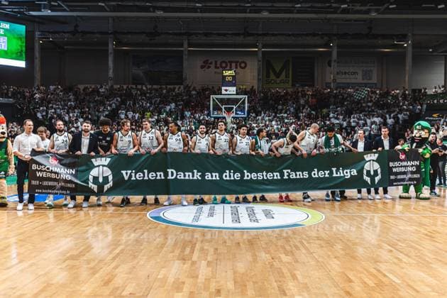 The Gladiators thank the fans with a poster, Vet Concept Gladiators Trier vs FC Bayern Muenchen Basketball, Basketball, easyCredit BBL, Playoffs, Quarterfinals, Game 3, Season 2025 2026, 23 05 2026 Vet Concept Gladiators Trier vs FC Bayern Muenchen Basketball, Basketball, easyCredit BBL, Playoffs, Quarterfinals, Game 3, Season 2025 2026, 23 05 2026 Copyright: xEibner-Pressefoto AlexanderxNeisx EP_ANS