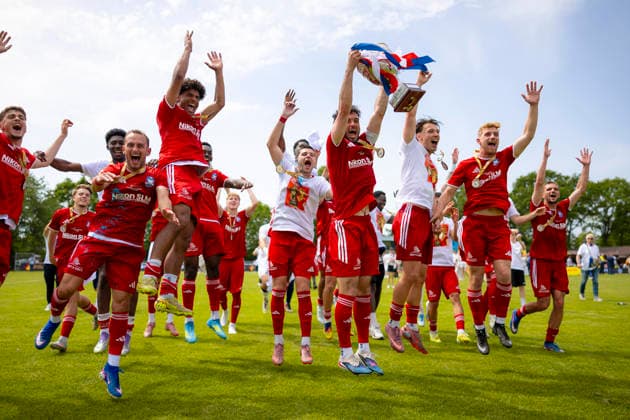 Sport Bilder des Tages Phönix Lübecks Spieler freuen sich jubeln nach dem Sieg. SV Todesfelde vs. 1. FC Phönix Lübeck, Fussball, SHFV-Lotto-Pokal Finale, 23.05.26 Todesfelde Schleswig-Holstein Germany *** Phönix Lübeck players cheer after the victory SV Todesfelde vs 1 FC Phönix Lübeck, Soccer, SHFV Lotto Cup Final, 23 05 26 Todesfelde Schleswig Holstein Germany Copyright: xAgentur54GradÂ°x xFelixxKoenigx