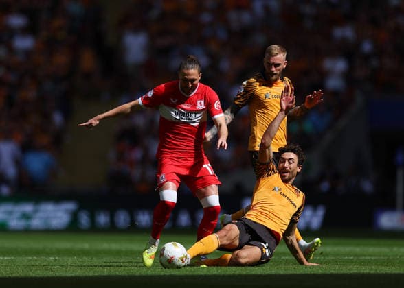 Sport Bilder des Tages 23rd May 2026; Wembley Stadium, London, England; Championship Playoff Final Football, Hull City versus Middlesbrough; Luke Ayling of Middlesbrough under pressure from Matt Crooks of Hull City JPxFletcher