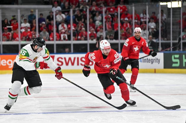 ZURICH, SWITZERLAND MAY 23 Christoph Bertschy of Switzerland in action against Tamas Ortenszky of Hungary during the 2026 IIHF Ice Hockey World Championship Switzerland game between Switzerland and Hungary at Swiss Life Arena on May 23, 2026 in Zurich, Zurich Zurich Swiss Life Arena Zurich Switzerland Copyright: xJustPictures.ch AndreaxBrancax jp-en-EuSpIm-JP7_ANB_Sui_Hung_23052026_2767