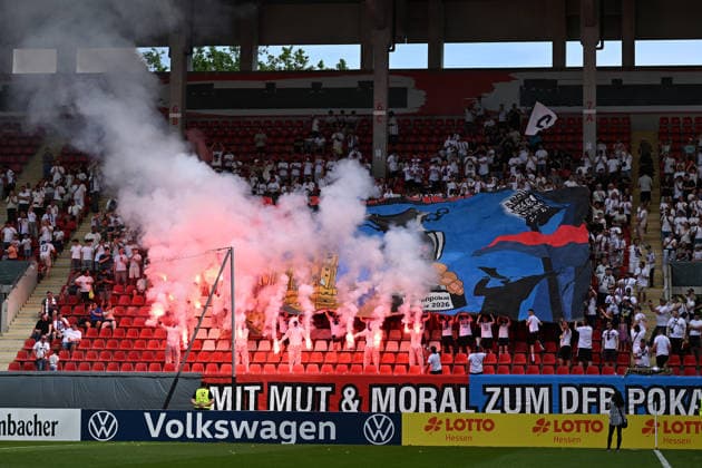 23 05 2026, xpsx, Football final Hessenpokal, SG Barockstadt Fulda Lehnerz SV Wehen Wiesbaden v l Fans, spectators, flags, jerseys, emotions end pyrotechnics, Benglos, smoke, fog, fireworks DFL DFB REGULATIONS PROHIBIT ANY USE OF PHOTOGRAPHS as IMAGE SEQUENCES and or QUASI VIDEO Offenbach
