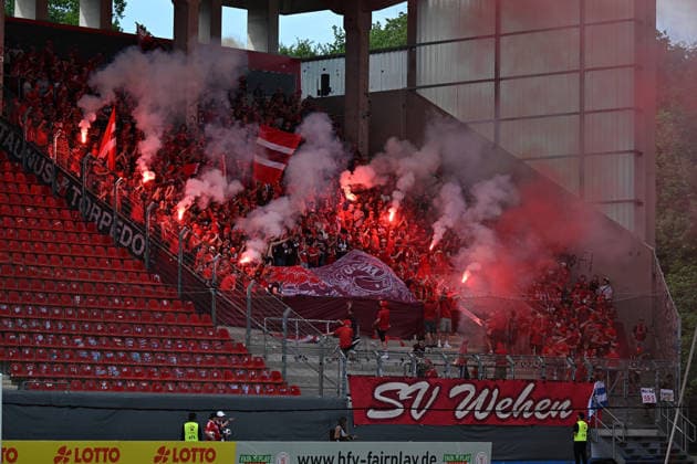 23 05 2026, xpsx, Football final Hessenpokal, SG Barockstadt Fulda Lehnerz SV Wehen Wiesbaden v l Fans, spectators, flags, jerseys, emotions end pyrotechnics, Benglos, smoke, fog, fireworks DFL DFB REGULATIONS PROHIBIT ANY USE OF PHOTOGRAPHS as IMAGE SEQUENCES and or QUASI VIDEO Offenbach