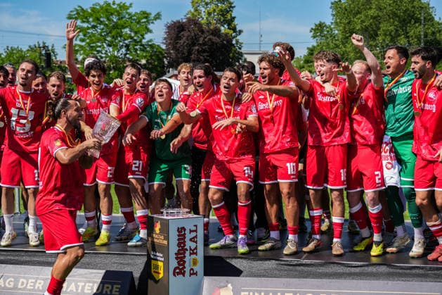 SBFV Rothaus Pokal, Bahlinger SC vs FC 08 Villingen, 23 05 2026 The Bahlinger team celebrating with the trophy after the match SBFV Rothaus Pokal, Bahlinger SC vs FC 08 Villingen, Karl Heitz Stadion Offenburg, 23 05 2026 Copyright: xBEAUTIFULxSPORTS Boscox