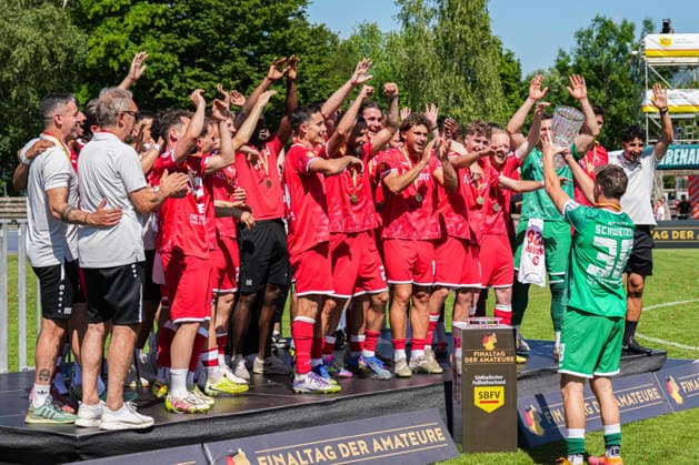 SBFV Rothaus Pokal, Bahlinger SC vs FC 08 Villingen, 23 05 2026 The Bahlinger team celebrating with the trophy after the match SBFV Rothaus Pokal, Bahlinger SC vs FC 08 Villingen, Karl Heitz Stadion Offenburg, 23 05 2026 Copyright: xBEAUTIFULxSPORTS Boscox