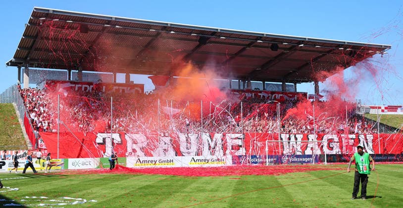 Zwickau, 23 05 2026, GGZ Arena, Wernesgrüner Sachsenpokal Final , FSV ZWICKAU vs FC ERZGEBIRGE AUE , In the picture fans of FSV Zwickau with pyro choreo TRÄUME WAGEN , Picture Point