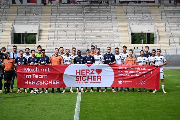 23 05 2026, xpsx, Fußball Finale Hessenpokal, SG Barockstadt Fulda Lehnerz SV Wehen Wiesbaden v l Line-up of the teams before the match DFL DFB REGULATIONS PROHIBIT ANY USE OF PHOTOGRAPHS as IMAGE SEQUENCES and or QUASI VIDEO Offenbach