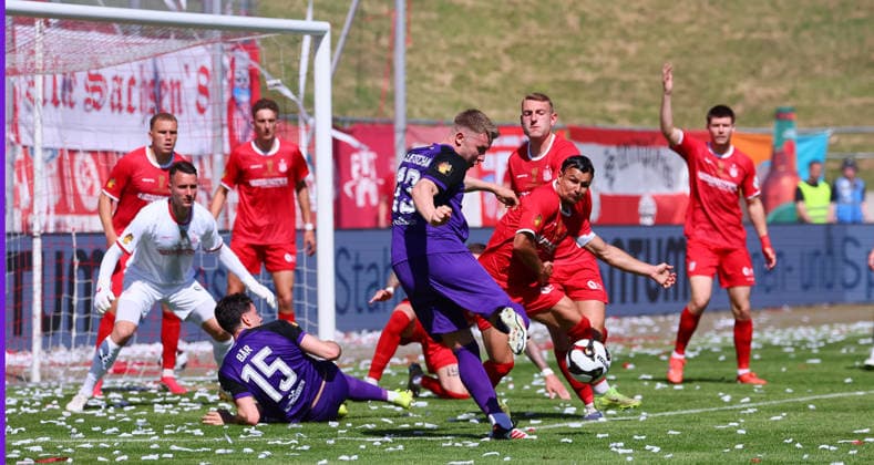 Zwickau, 23 05 2026, GGZ Arena, Wernesgrüner Sachsenpokal Final , FSV ZWICKAU vs FC ERZGEBIRGE AUE , In the picture from l Marcel Bär Baer 15, Aue , Erik Majetschak 13, Aue undr Andrey Startsev 15, Zwickau ab , Picture Point