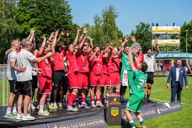 SBFV Rothaus Pokal, Bahlinger SC vs FC 08 Villingen, 23 05 2026 The Bahlinger team celebrating with the trophy after the match SBFV Rothaus Pokal, Bahlinger SC vs FC 08 Villingen, Karl Heitz Stadion Offenburg, 23 05 2026 Copyright: xBEAUTIFULxSPORTS Boscox