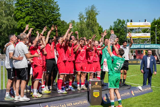 SBFV Rothaus Pokal, Bahlinger SC vs FC 08 Villingen, 23 05 2026 The Bahlinger team celebrating with the trophy after the match SBFV Rothaus Pokal, Bahlinger SC vs FC 08 Villingen, Karl Heitz Stadion Offenburg, 23 05 2026 Copyright: xBEAUTIFULxSPORTS Boscox