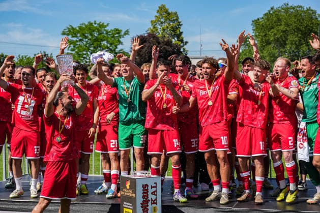 Sport Bilder des Tages SBFV-Rothaus-Pokal, Bahlinger SC vs FC 08 Villingen, 23.05.2026 Die Bahlinger nach dem Spiel mit dem Pokal am feiern SBFV-Rothaus-Pokal, Bahlinger SC vs FC 08 Villingen, Karl-Heitz-Stadion Offenburg, 23.05.2026 *** SBFV Rothaus Pokal, Bahlinger SC vs FC 08 Villingen, 23 05 2026 The Bahlinger team celebrating with the trophy after the match SBFV Rothaus Pokal, Bahlinger SC vs FC 08 Villingen, Karl Heitz Stadion Offenburg, 23 05 2026 Copyright: xBEAUTIFULxSPORTS Boscox