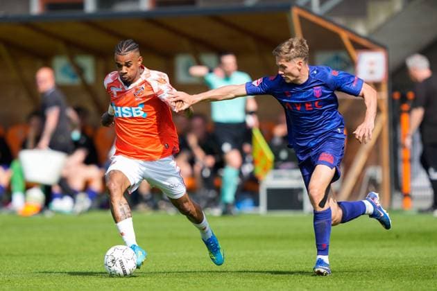 VOLENDAM , 23-05-2026 , Kras Stadium, season 2025 2026 , Dutch Eredivisie Football ,Second leg of the Keuken Kampioen Play-Offs final . Match between FC Volendam and Willem II . Picture showsnFC Volendam player Juninho Bacuna and Willem II player Gijs Besselink Volendam - Willem II (play off)  x203907455x Copyright: