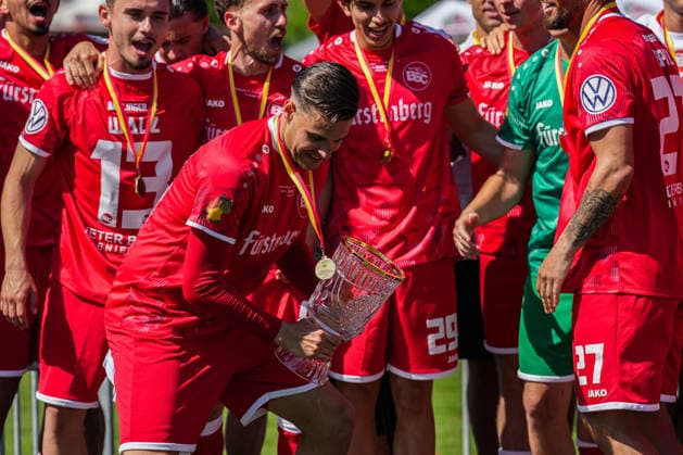 SBFV Rothaus Pokal, Bahlinger SC vs FC 08 Villingen, 23 05 2026 The Bahlinger team celebrating with the trophy after the match SBFV Rothaus Pokal, Bahlinger SC vs FC 08 Villingen, Karl Heitz Stadion Offenburg, 23 05 2026 Copyright: xBEAUTIFULxSPORTS Boscox