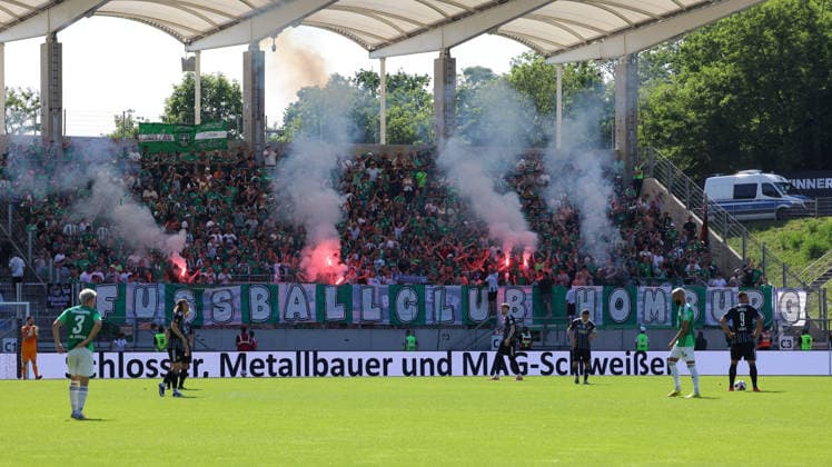 23 05 2026, xrekx, Fußball Landespokal Saarland Finale, 1 FC Saarbrücken FC 08 Homburg v l FC Homburg Fans ,Stimmung, Schals, Ultras, Zuschauer, Besucher, Choreo, Choreografie, atmosphere, scarves, spectators, visitors Pyro DFL DFB REGULATIONS PROHIBIT ANY USE OF PHOTOGRAPHS as IMAGE SEQUENCES and or QUASI VIDEO Saarbrücken
