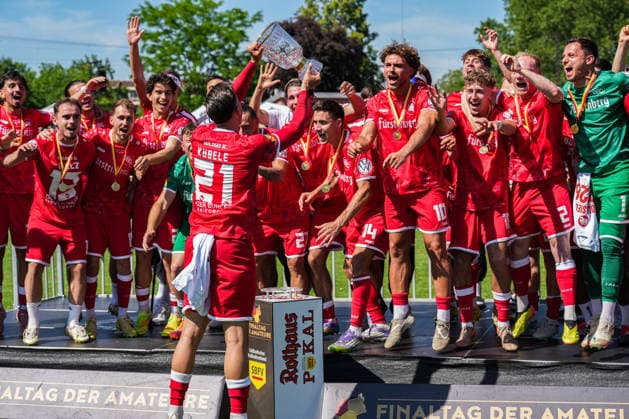SBFV Rothaus Pokal, Bahlinger SC vs FC 08 Villingen, 23 05 2026 The Bahlinger team celebrating with the trophy after the match SBFV Rothaus Pokal, Bahlinger SC vs FC 08 Villingen, Karl Heitz Stadion Offenburg, 23 05 2026 Copyright: xBEAUTIFULxSPORTS Boscox