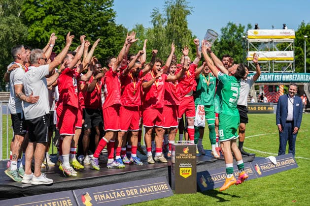 SBFV Rothaus Pokal, Bahlinger SC vs FC 08 Villingen, 23 05 2026 The Bahlinger team celebrating with the trophy after the match SBFV Rothaus Pokal, Bahlinger SC vs FC 08 Villingen, Karl Heitz Stadion Offenburg, 23 05 2026 Copyright: xBEAUTIFULxSPORTS Boscox