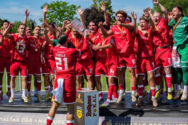 SBFV Rothaus Pokal, Bahlinger SC vs FC 08 Villingen, 23 05 2026 The Bahlinger team celebrating with the trophy after the match SBFV Rothaus Pokal, Bahlinger SC vs FC 08 Villingen, Karl Heitz Stadion Offenburg, 23 05 2026 Copyright: xBEAUTIFULxSPORTS Boscox